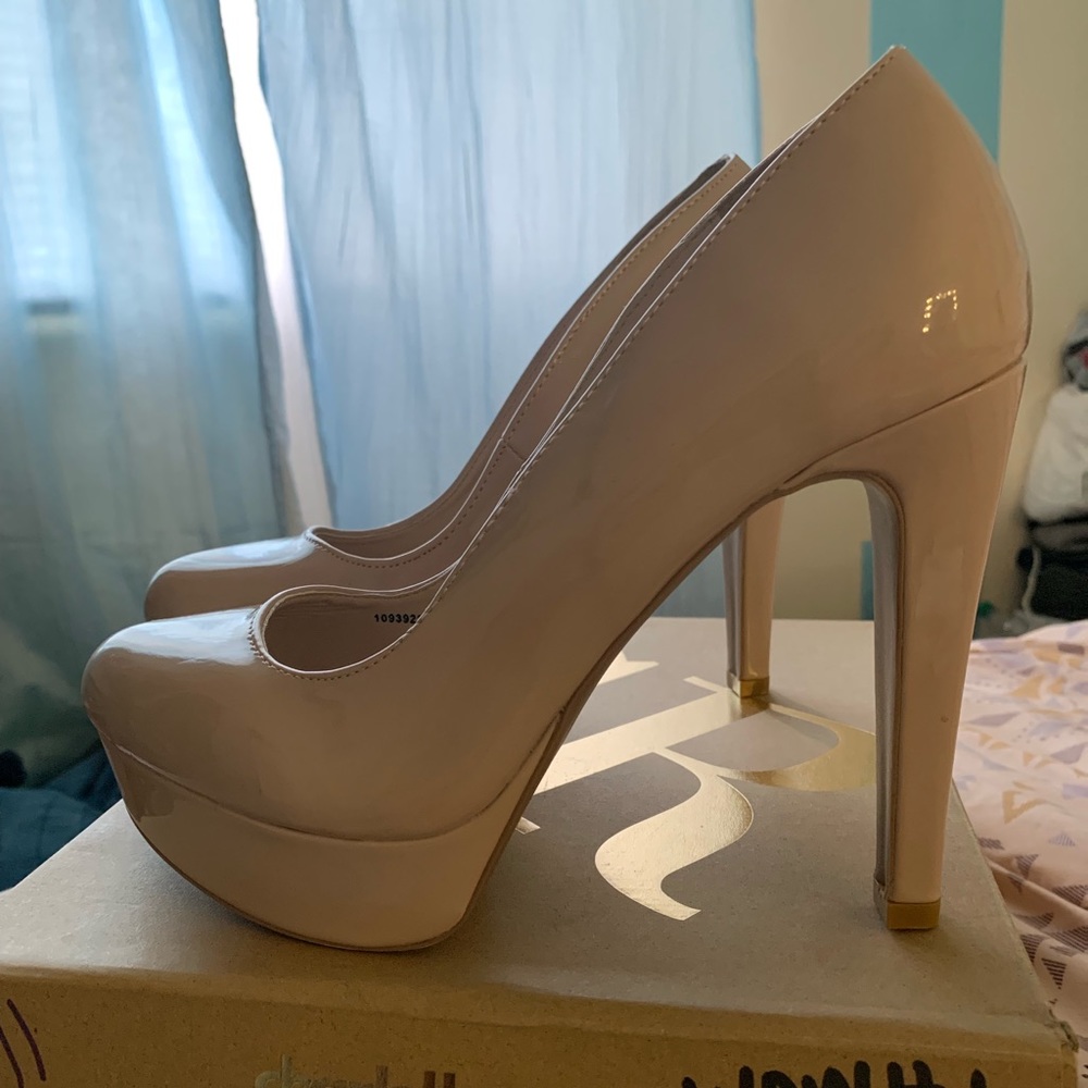 Paten leather pumps